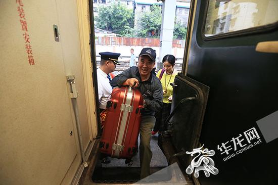 游客欢欢乐喜的登上首趟列车。记者 李理科 摄