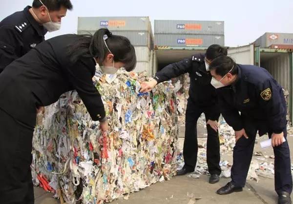 张家港海关职员正在检验私运渣滓（图自中国日报）